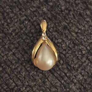 Avon Elegant Gold and Cream Pearl Pendant